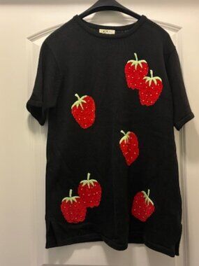 Quacker Factory s/s BLACK Tunic Sweater INTARSIA STRAWBERRY Pearls * 50" bust M